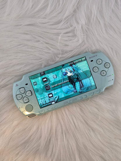 Mint PSP 2000 - Complete in Box  image 2
