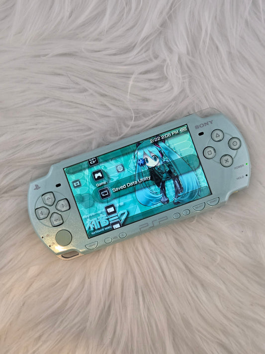 Mint PSP 2000 - Complete in Box  image 2