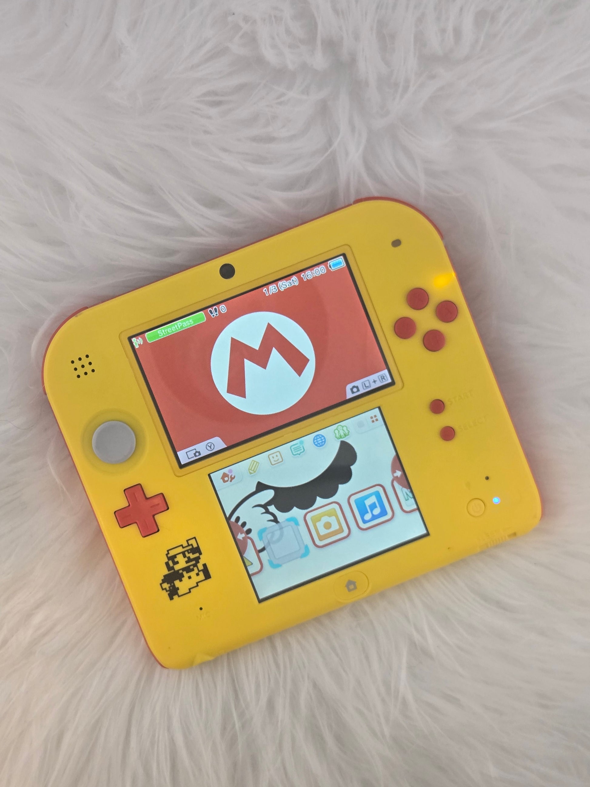 Mario Maker Yellow 2ds image 2