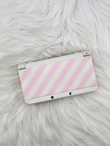 New 3ds con carcasas de rayas rosas y blancas