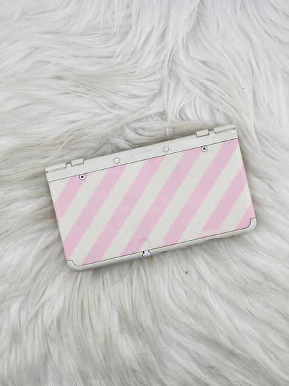 New 3ds con carcasas de rayas rosas y blancas